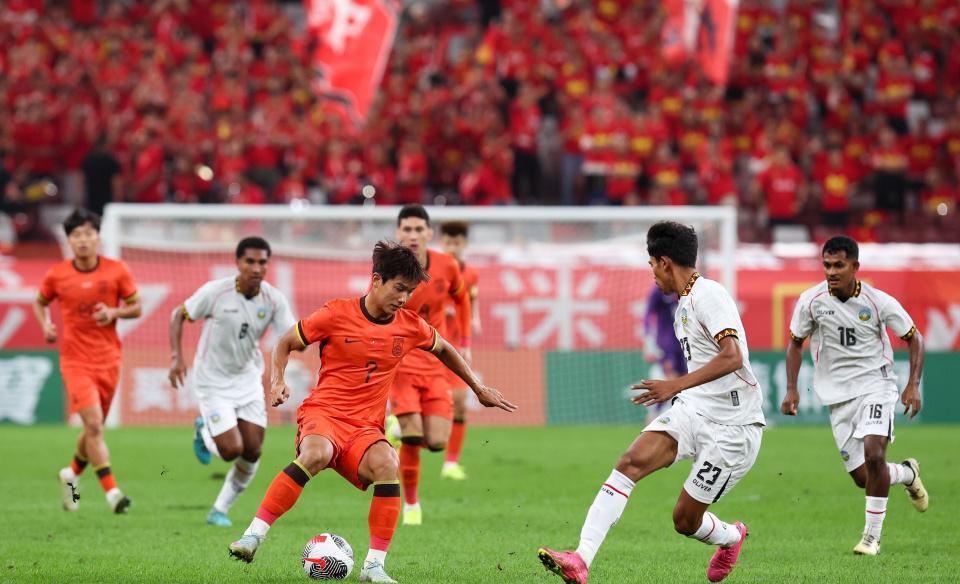 开云体育官网-中甲太水？21岁本土金靴4度失良机 单刀+空门不进 王钰栋失望扭头